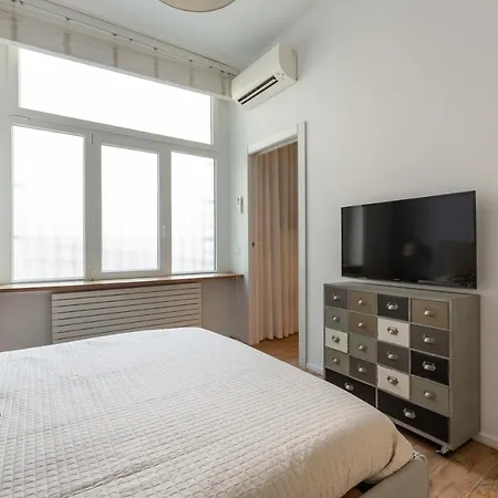 Tricolore Modern And Cozy Milan